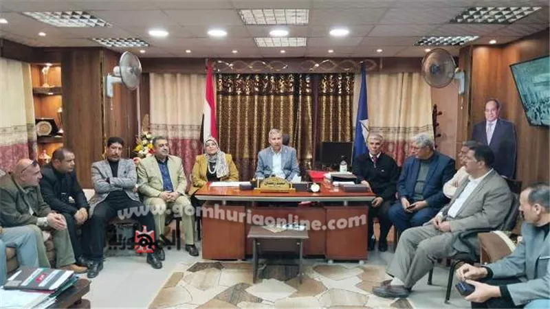 مدير تعليم دمياط يناقش الإستعدادات لإمتحانات أخر العام