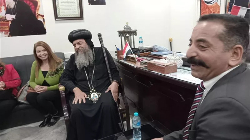أسقف منفلوط يهنىء أمين مجلس القبائل والعائلات المصرية بأسيوط