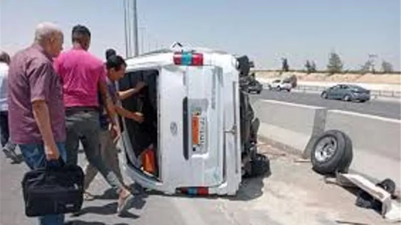 إصابة 8 إثر انقلاب ميكروباص أعلى الطريق الإقليمى