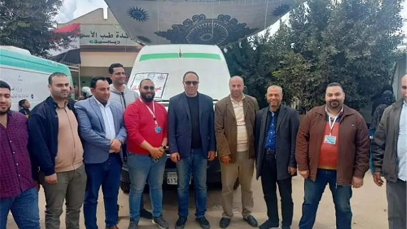 الكشف علي ١٥٣٩ مواطن في القافلة الطبية المجانية بقرية الورق