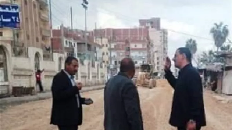 محافظ الشرقية يتابع تنفيذ أعمال الرصف والتطوير بالحسينية