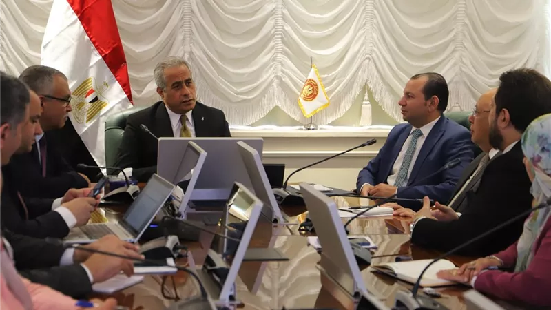 وزير العمل يلتقي اللجنة المُختصة بتنفيذ 