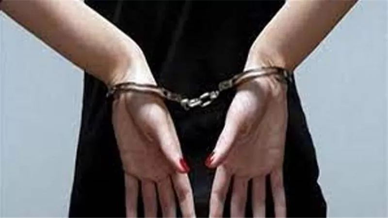 انتظرت خروج الموظفين.. ضبط عاملة نظافة سرقت أموالا من مكاتب حكومة