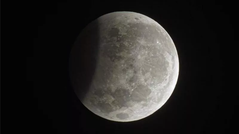 صيامنا صحيح.. تفاصيل أول خسوف جزئي للقمر في 2024
