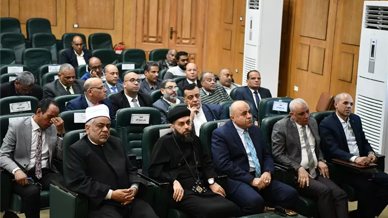 الداودي يستعرض المسودة الأولى من دليل الهوية البصرية لمحافظة قنا
