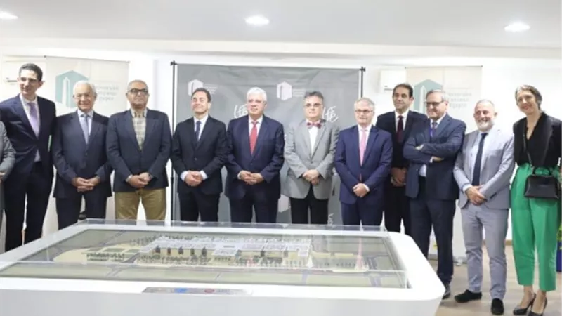 عاشور ورئيس الجامعةالفرنسية يتفقدون بدءإنشاء الحرم الجديد للجامعة