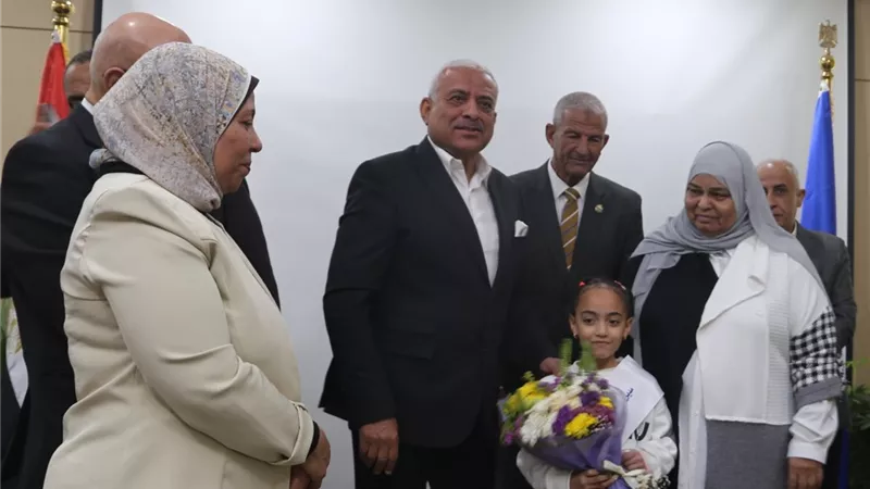 محافظ السويس يكرم الأيتام و الأمهات المثاليات