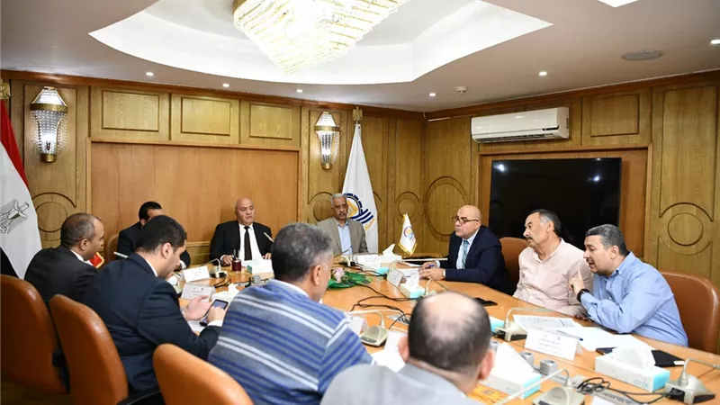 محافظ قنا يستعرض الموقف التنفيذي لمشروع تطوير كورنيش النيل
