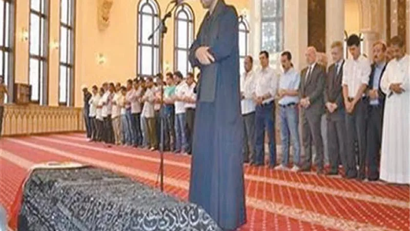 أنت تسأل والمفتي يجيب.. كثرة المصلين علي الميت شفاعة ومغفرة له