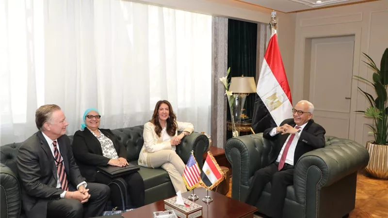 حجازي يستقبل سفيرة أمريكا بالقاهرة لبحث التوسع بمدارس STEM