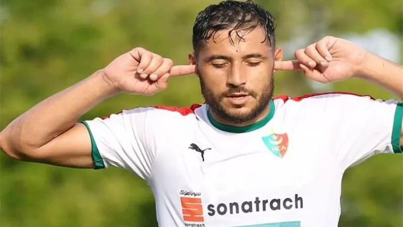 يوسف بلايلى يقود المولودية لتصدر الدورى الجزائرى