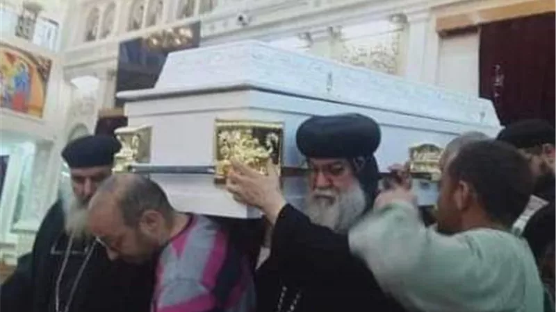 الانبا مكاريوس اسقف المنيا يحمل نعش سيدة ليس لها احد يحملها