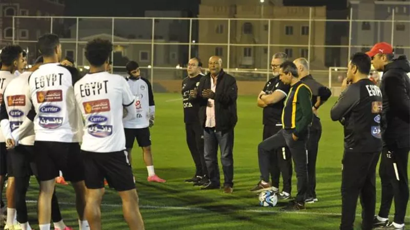 بحضور مشهور .. منتخب مصر الأوليمبي يختتم تدريباته للقاء السعودية غدًا