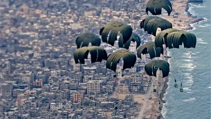 بريطانيا تسقط 10 أطنان من الإمدادات الغذائية على غزة