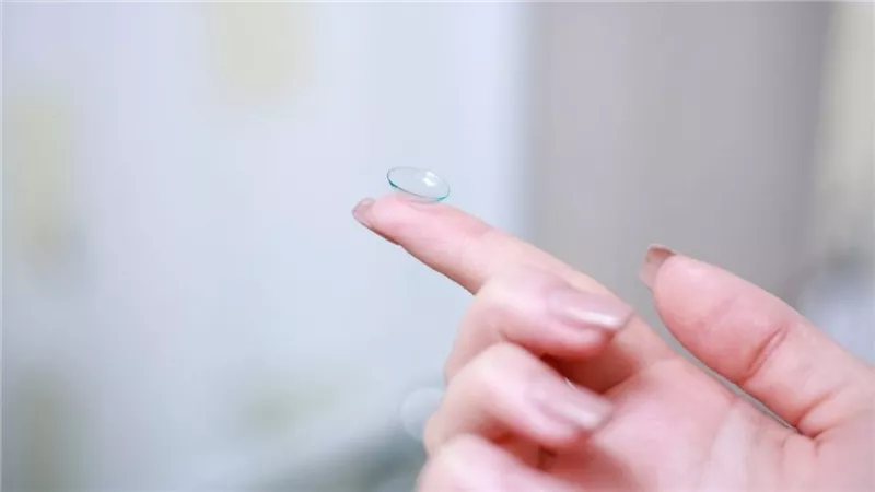 عدسات لاصقة تسرع علاج العيون