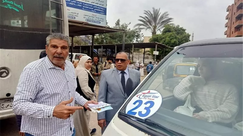 محافظ المنيا يتابع المواقف العامة لسيارات الأجرة