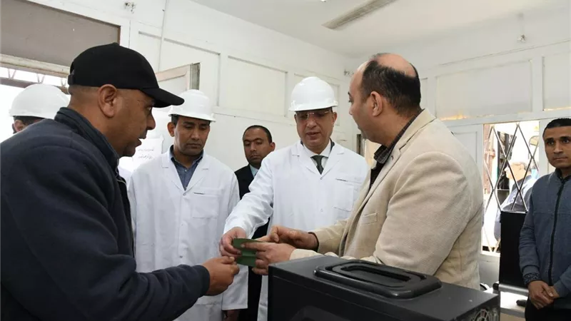 محافظ الفيوم يفتتح موسم البنجر