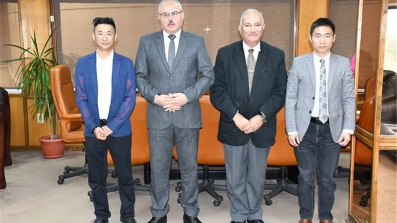 رئيس جامعة القناة يستقبل مديري الشركة الصينية لصناعة المنسوجات