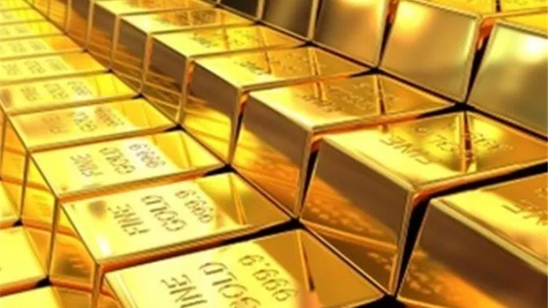 الذهب يصعد بدعم من تراجع الدولار ترقبا لبيانات التضخم الأمريكية