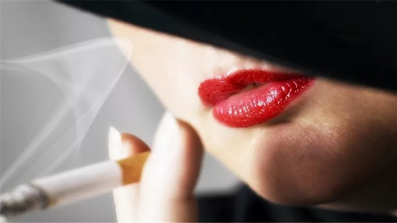 خبراء يكشفون السبب وراء إدمان النساء للنيكوتين أكثر من الرجال