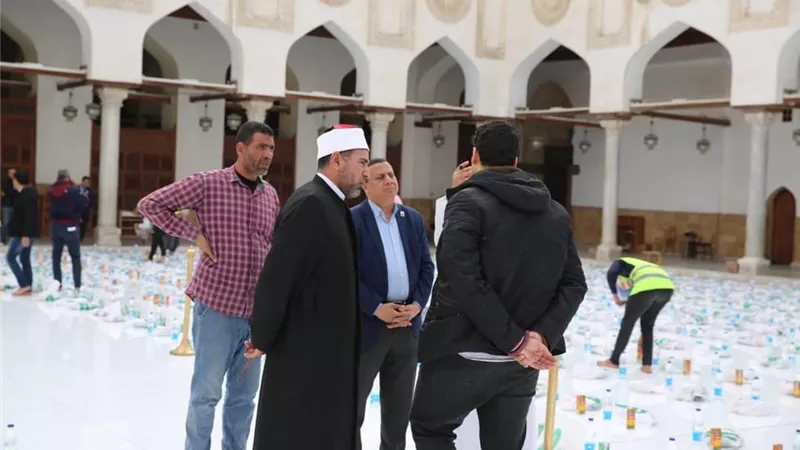 قيادات الأزهر يشاركون الوافدين إفطارهم بالجامع الأزهر