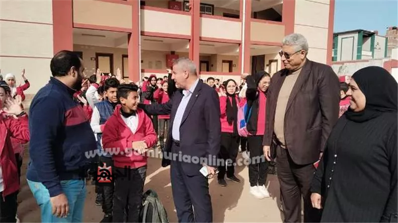 مدير تعليم دمياط يفاجئ مدارس عزبة البرج