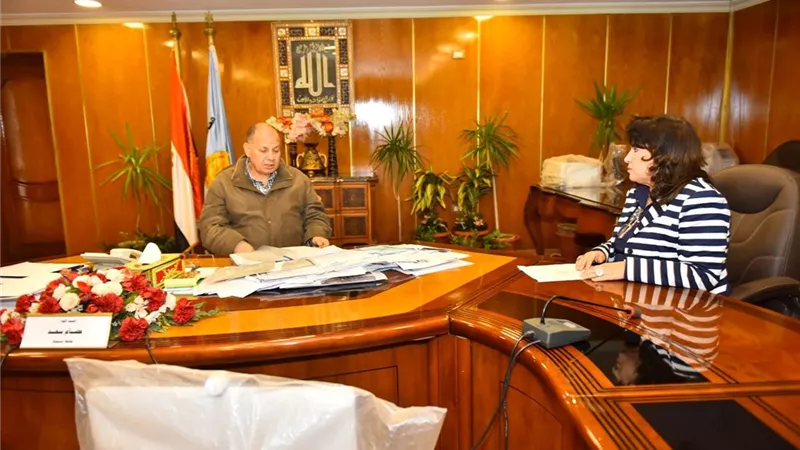 محافظ أسيوط يناقش إجراءات استخراج تراخيص مشروع تصنيع الأخشاب