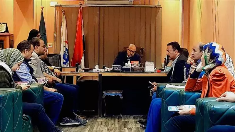 وكيل وزارة الصحة بأسيوط يناقش آلية النهوض بالقطاع الصحي