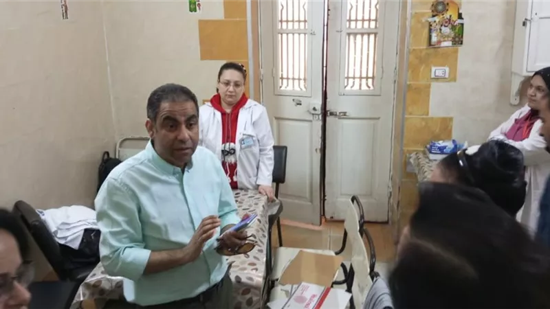 مدير عام الطب العلاجي بأسيوط يفاجئ عيادة الجلدية