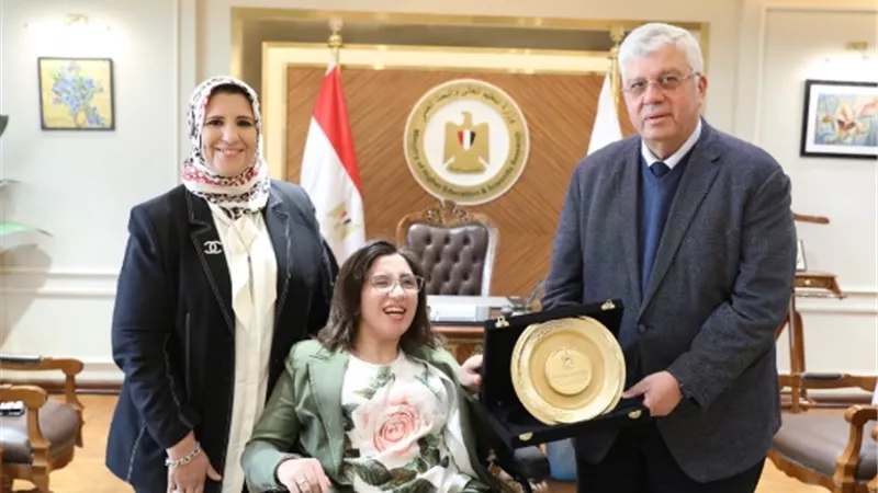 عاشور يكرم الطالبة سهيلة الحاصلة على المركز الأول بآداب المنصورة