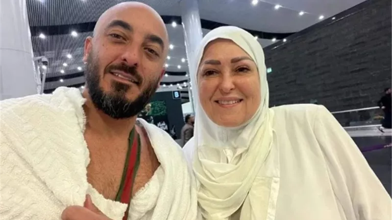 نهال عنبر تؤدي مناسك العمرة رفقة نجلها المخرج حسام الحسيني