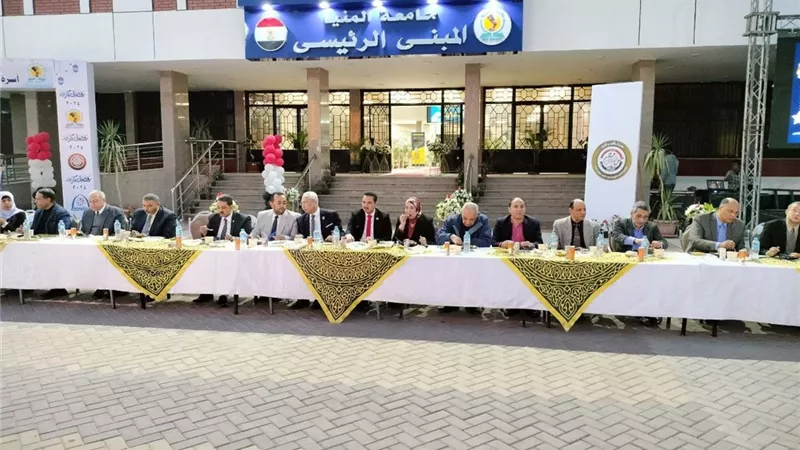 رئيس جامعة المنيا يُشارك أسرة طلاب من أجل مصر حفل الإفطار الجماعي