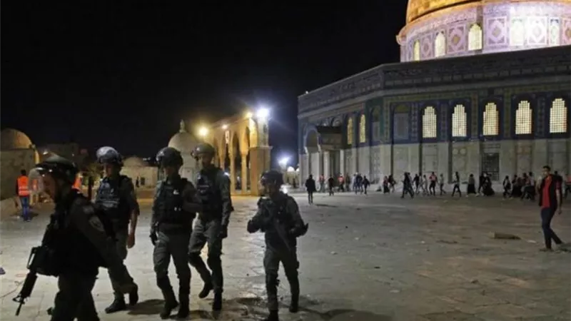قوات الاحتلال تقتحم المسجد الأقصى وتُخلي المعتكفين بالقوة