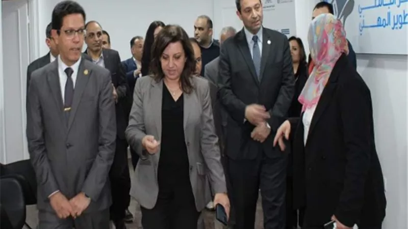 الجيزاوي يتفقد المركز الجامعي للتطوير المهني بكلية الهندسة بشبرا
