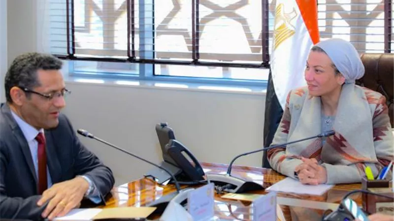 وزيرة البيئة تبحث مع نقيب الصحفيين سبل التعاون في دعم الصحافة البيئية
