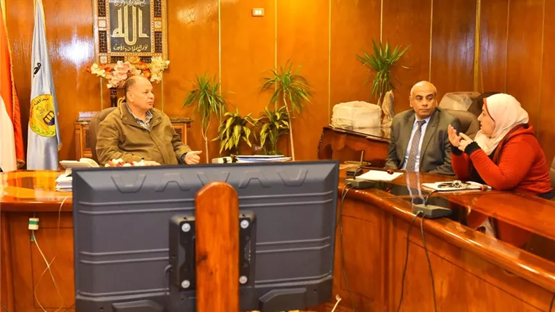 محافظ أسيوط يناقش الموقف التنفيذي لمشروعات المبادرة 