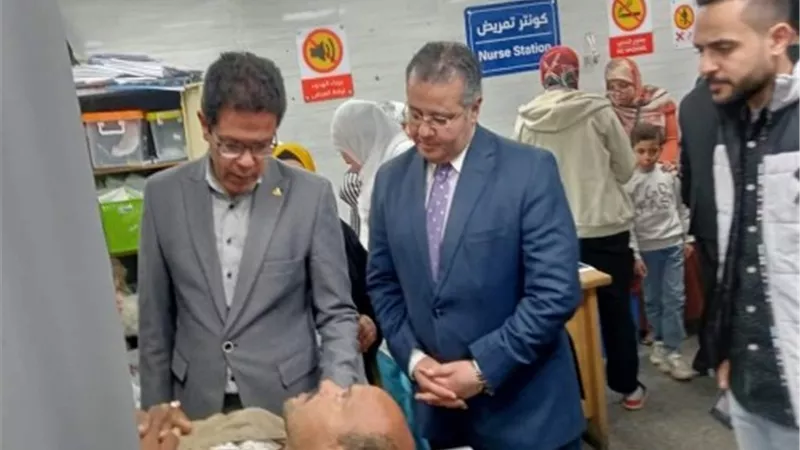 رئيس جامعة بنها يطمئن على المرضى والخدمة الطبية بالمستشفى الجامعى