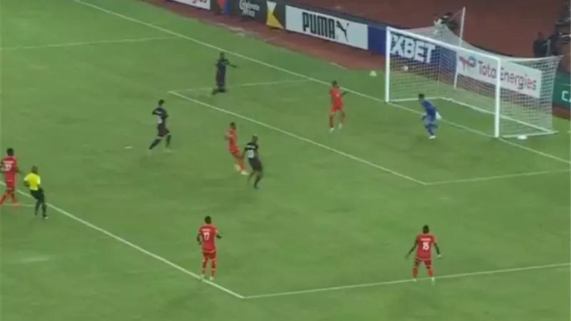 بعد 4 دقائق .. كوكا يسجل هدف الاهلى الأول فى شباك سيمبا التنزانى