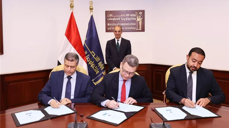 طلعت يشهد توقيع عقود تنفيذ مشروع تطوير أجهزة الاتصالات الطرفية