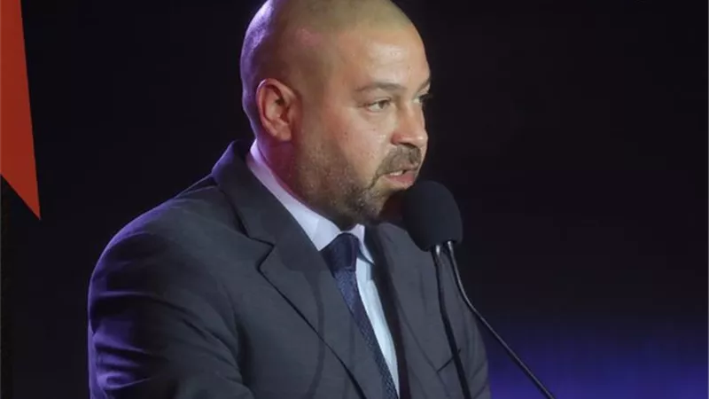 شاهد .. أحمد دياب يوضح شكل درع الدوري الجديد وجوائز الأندية