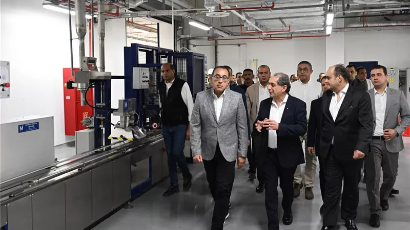 رئيس الوزراء يزور مصنع 