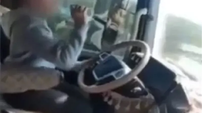 طفلة تقود شاحنة بيد واحدة !
