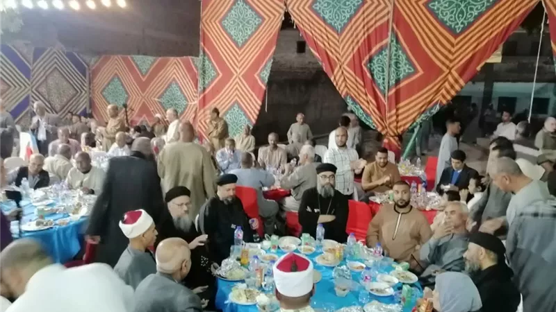 أهالي أرمنت والمريس على مائدة افطار جماعي