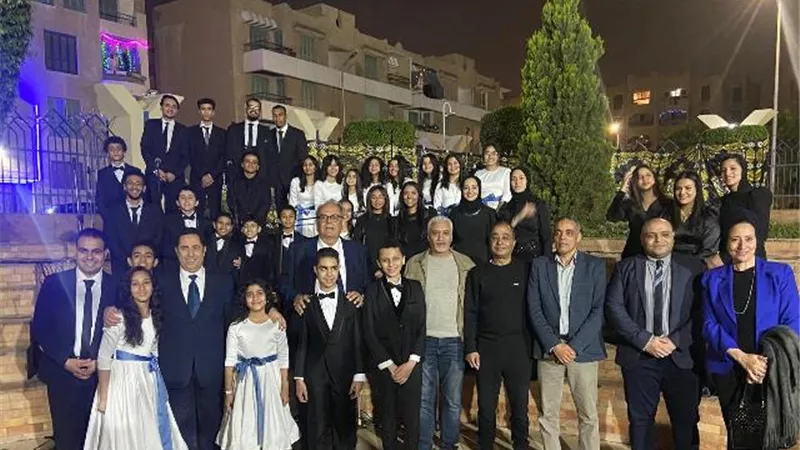 كورال الأوبرا يغنون للرسول والأم على مسرح مكتبة الشروق.. بالفيديو