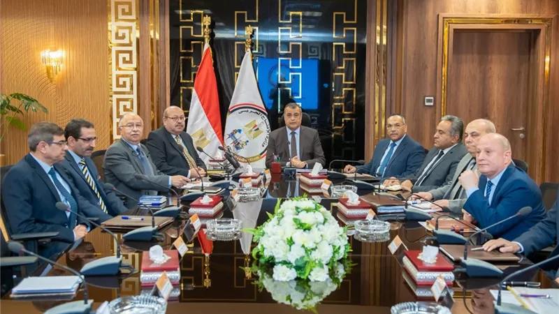 وزير الإنتاج الحربي يبحث سبل تطوير صناعة العدادات