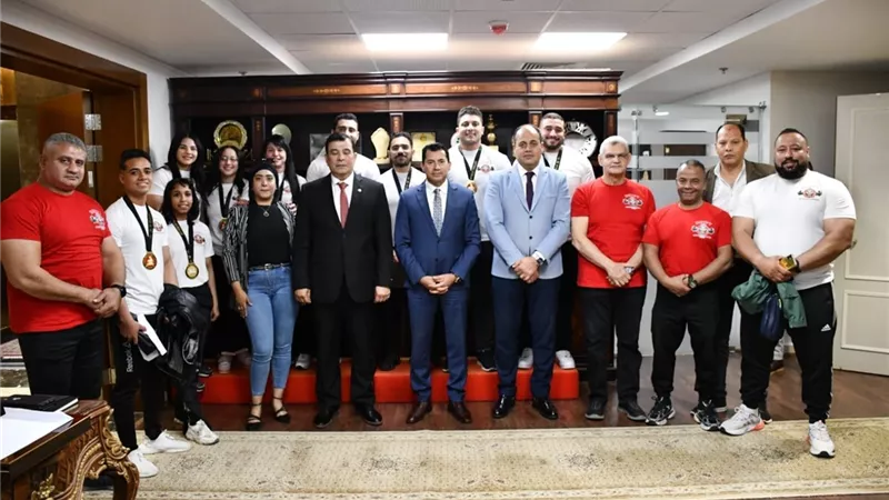 وزير الشباب يُكرم لاعبي منتخب مصر بعد التتويج بكأس العالم للقوة البدنية