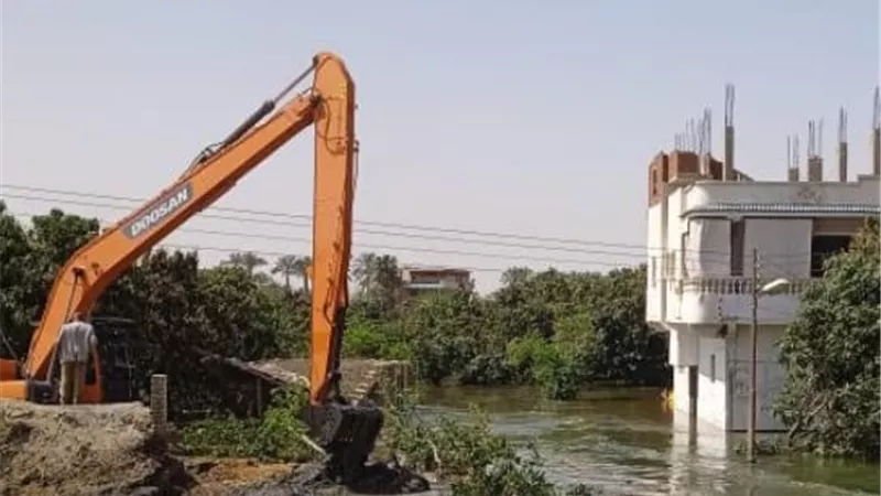 محافظ الإسماعيلية يتابع حادث سقوط جسر عزبة الكوبانية