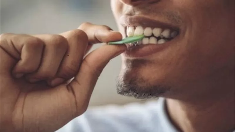 4 اضرار عند تناول العلكة بشكل مفرط..احذرها
