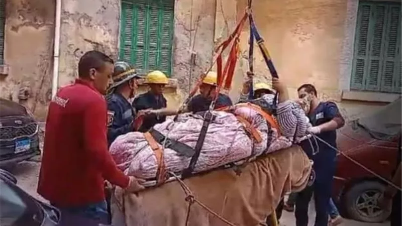 أمن الاسكندرية يساعد مواطن يعانى من سمنة مفرطة