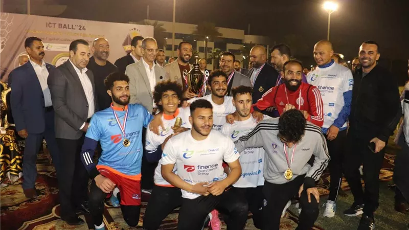 وزير الاتصالات يتوج فريق المصرية بكأس البطولة الرمضانية للقطاع ICTBall”24